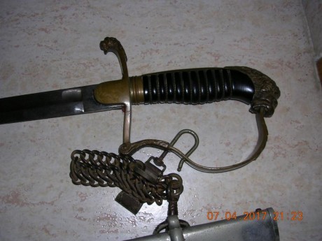 Busco para decoración este tipo de sable militar (cualquiera de los dos ) a precio razonable.
Para evitar 12