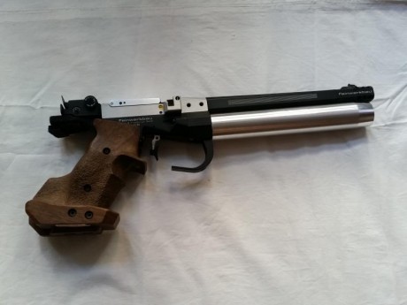 Vendo pistola Feinwerkbau  P55 , de 5 tiros.   ^^^^ 700 € ^^^^
2 cargadores de 5 tiros y 1 mono tiro.
2 02