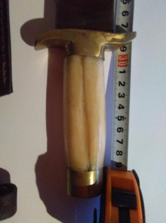 buenas noches

vendo cuchillo bowie, empuñadura en hueso camello, con latón.

6mm de grosor, acero inoxidable, 01