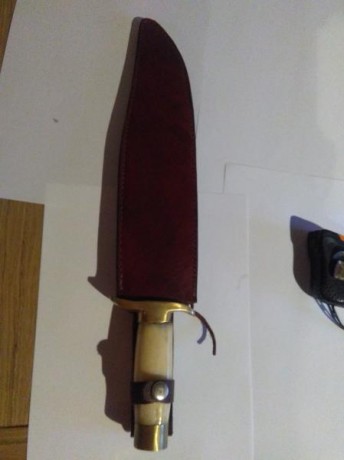buenas noches

vendo cuchillo bowie, empuñadura en hueso camello, con latón.

6mm de grosor, acero inoxidable, 10