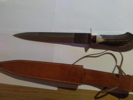 Vendo daga de remate Bellver, echo en Tandil Argentina-

Empuñadura en asta de venado y cuero.

Largo 02