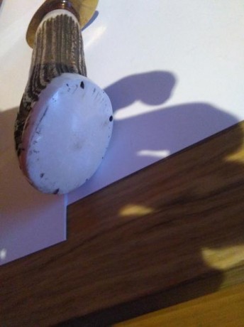 Vendo daga de remate Bellver, echo en Tandil Argentina-

Empuñadura en asta de venado y cuero.

Largo 11