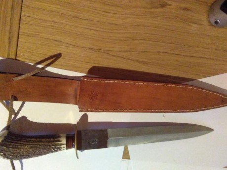 Vendo daga de remate Bellver, echo en Tandil Argentina-

Empuñadura en asta de venado y cuero.

Largo 10