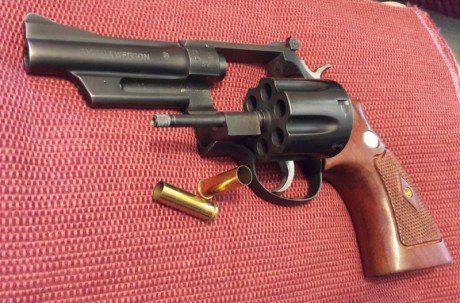  Hola compañeros. Sigo haciendo hueco en el armero. Esta vez le toca a mi flamante S&W 28 "Highway 02