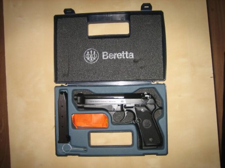 Hola. Vendo Beretta 92G mas carro del 22Lr. fabricado por Beretta. No mas de 70 disparos, con todos sus 62
