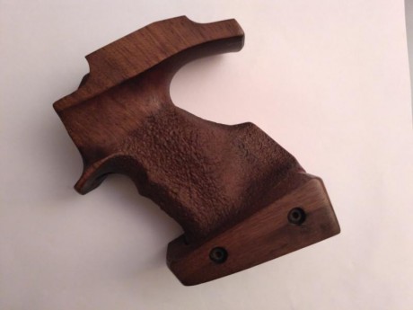 Hola, vendo cacha zurda para pistola feinwerkbau aire modelos p34 p-58 y más . Es talla S, está nueva 01