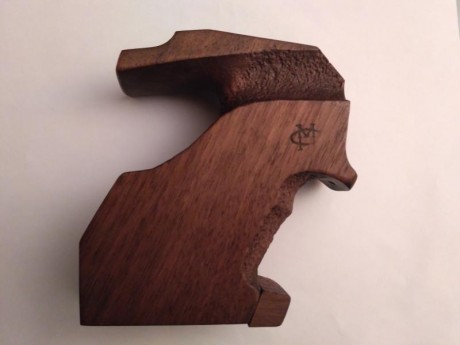 Hola, vendo cacha zurda para pistola feinwerkbau aire modelos p34 p-58 y más . Es talla S, está nueva 00