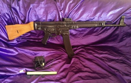 La viuda de un amigo fallecido me ha encargado esta venta. La compró para colgar en la pared como pieza 00