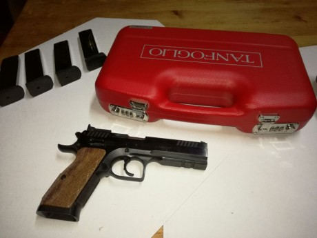 Pues eso, tal como reza el enunciado un amigo pone a la venta TANGFOGLIO STOCK III de 9 mm. PB 
el arma 12