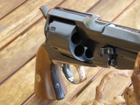 Vendo revolver REMINGTON 1858 CAL.44 marca Santa Barbara, de sobra decir la calidad empleada para la fabricación 10
