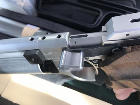 Buenos días:

Vendo maneta sobredimensionada de aluminio para la palanca de carga de pistolas Steyr. Adjunto 01