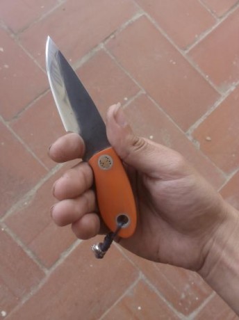Aquí os dejó mi último trabajo. 
Acero D2 con el filo pulido a espejo, 7cm de longitud dd filo, 9cm de 02