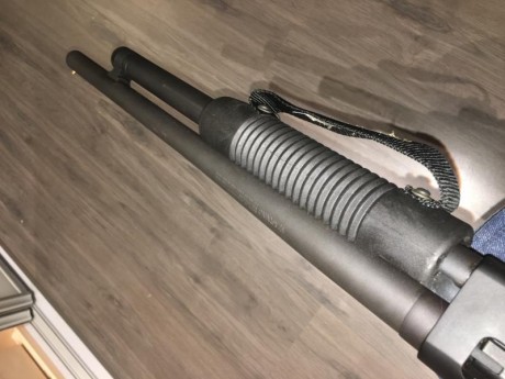 Vendo escopeta corredera Mossberg 500 Tactical practicamente nueva, con culatin tactico original y pistolete 131