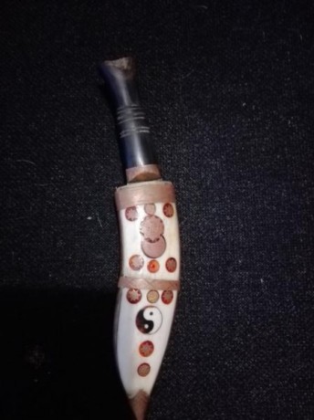Hola a todos tengo un cuchillo Kukri antiguo original, me lo regaló un cura amigo de mi padre me gustaría 01
