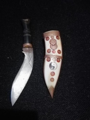 Hola a todos tengo un cuchillo Kukri antiguo original, me lo regaló un cura amigo de mi padre me gustaría 00