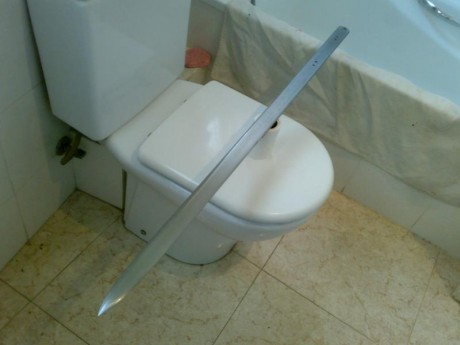 He hecho una espada a modo de prueba, para practicar. La hoja es tipo bastarda pero sin vaceo ni nada. 01