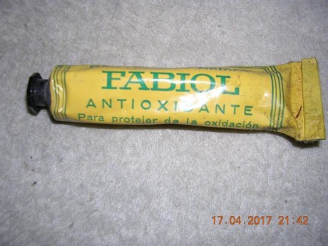 He hecho una espada a modo de prueba, para practicar. La hoja es tipo bastarda pero sin vaceo ni nada. 60