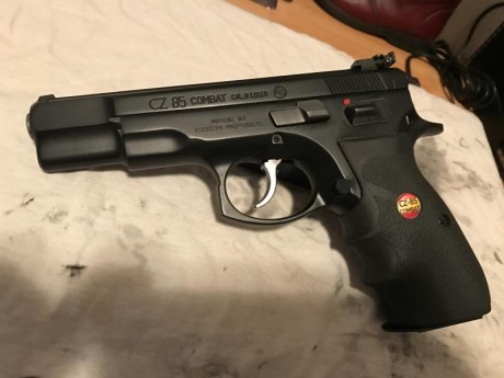 Vendo cz 85 combat ambidiestra, el arma esta de estreno, con su cacha original de plastico, la que lleva 00