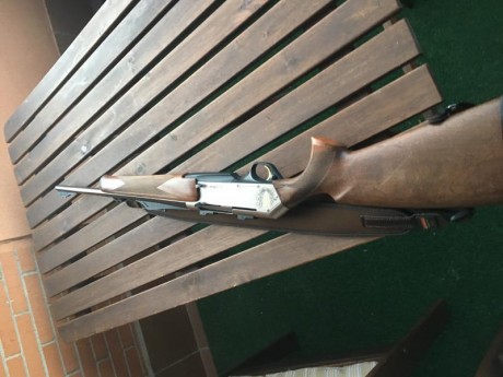 Se vende rifle Browning semiautomático calibre 9,3x62 incluye montutas Leupold, muy pocos tiros, precio.- 00