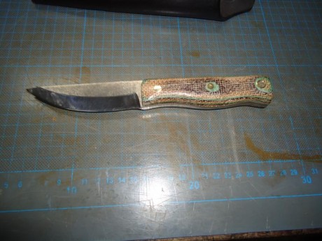 Un buen amigo me ha dicho que le ponga a la venta un cuchillo artesano 100% con funda también artesana, 01
