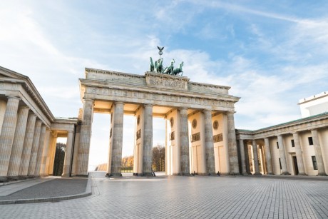 De lo que se trata es poner fotos curiosas sobre monumentos y personajes antes y después.

saludos. 01