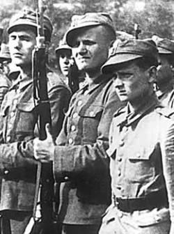 De lo que se trata es poner fotos curiosas sobre monumentos y personajes antes y después.

saludos. 20