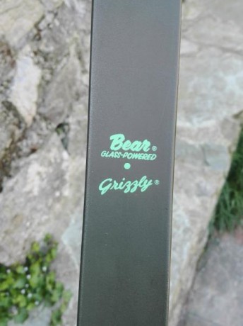 Arco Bear Grizzly recurvo años 70, comprado en EEUU, acabado en camo.150 euros.
asturvi@hotmail.com 01