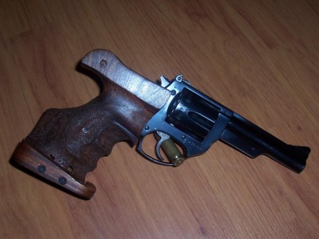 Buenas tardes:Ando buscando empuñadura anatómica para el Astra Cadix .32,sin ningún éxito hasta el momento.La 11