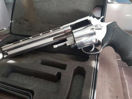 Vendo revolver Taurus del 44 mag de 8" acabado en inox, vendo por dejar afición se encuentra en Tarragona 01