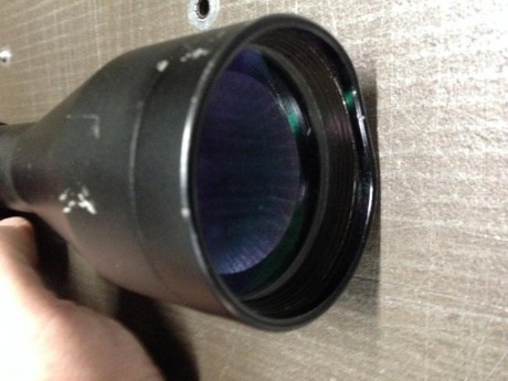 Marca Rools 3-12x50 con punto rojo. Está un poco deteriorado exteriormente pero las lentes están perfectas. 00