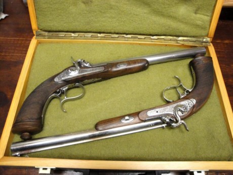 Vendo una pistola Rochatte a Paris cal.45 fabricada en Itàlia por P.Bondini con nº de fabricación 146
esta 02