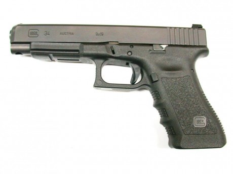 Vendo Glock 34 calibre 9 PB, 3ª gen., en perfecto estado, con dos cargadores y útil para carga, con maletín 01