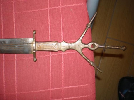 Hola buenas, esto a ver si alguien sabe que clase de pieza es esto que a salido del cajón, parace hecha 10