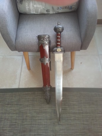 Vendo mi espada, replica de la romana de combate. En acero toledano de primera calidad. Nunca se ha tocado. 00