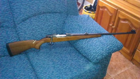 Hola, Un compañero vende su rifle Ceska 550 luxe y me ha pedido que lo ponga a la venta dado que el no 02