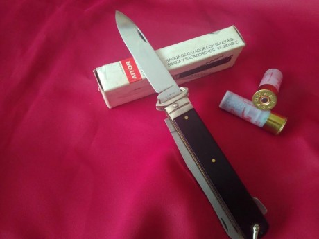 Aitor modelo cazador, extractora de cartuchos.
En micarta. Nueva a estrenar, y en su correspondiente caja.
Vendo 01