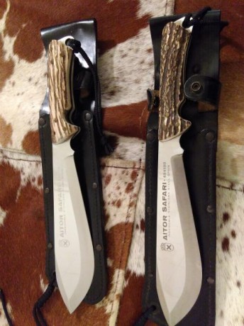 Cuchillos Aitor modelo Safari , en mango de asta Sambar. Años 80 Ermua.
Nuevos a estrenar. Unas empuñaduras 02