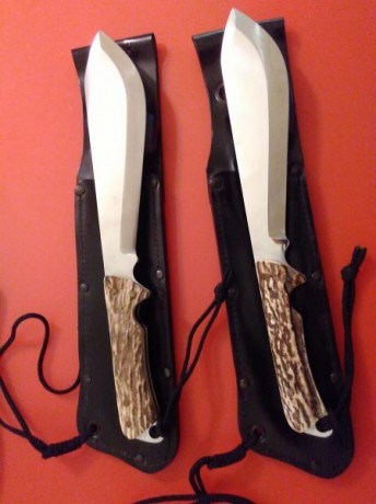 Cuchillos Aitor modelo Safari , en mango de asta Sambar. Años 80 Ermua.
Nuevos a estrenar. Unas empuñaduras 01