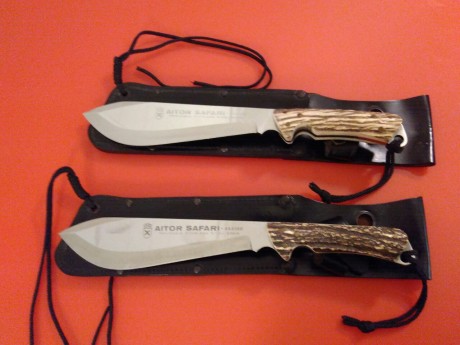 Cuchillos Aitor modelo Safari , en mango de asta Sambar. Años 80 Ermua.
Nuevos a estrenar. Unas empuñaduras 00