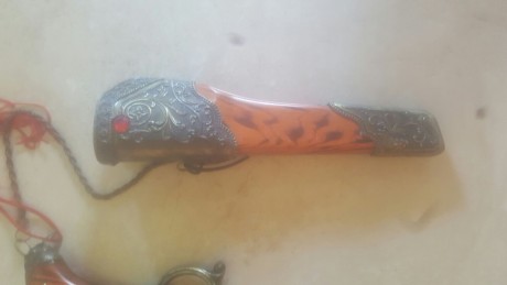 buenas tardes, Estoy interesado en saber algo de esta curiosa arma. el unico dato es la firma DORADO en 00