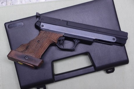 Vendo pistola de iniciación al tiro olímpico Gamo Compact. 
Prácticamente nueva. Magníficas dianas a 10m. 00