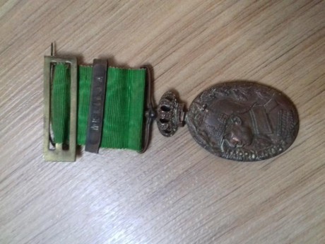 Hola. Lote de 4 medallas españolas
Medalla de Marruecos 1916 en bronce  60
Medalla del alzamiento y victoria 01