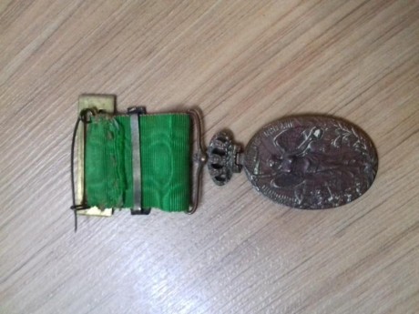 Hola. Lote de 4 medallas españolas
Medalla de Marruecos 1916 en bronce  60
Medalla del alzamiento y victoria 00