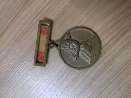 Hola. Lote de 4 medallas españolas
Medalla de Marruecos 1916 en bronce  60
Medalla del alzamiento y victoria 11
