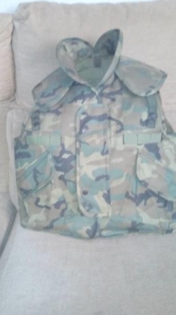 Chaleco militar con proteccion balistica ( kevlar ) se vende sin los correajes envio incluido .  Precio 02
