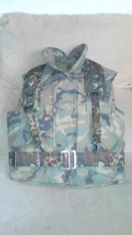 Chaleco militar con proteccion balistica ( kevlar ) se vende sin los correajes envio incluido .  Precio 11