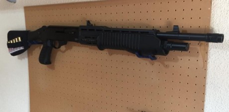 Franchi SPAS 12. Escopeta con dos modos: Semiautomática ó Pump Action. 
Muy robusta. Capacidad de 6 + 02