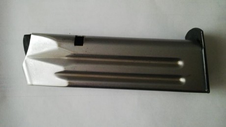 Buenas tardes.
 Vendo cargador 9mm Parabellum para Llama M82 en Inox y en magnifico estado, hecho en Canadá, 01