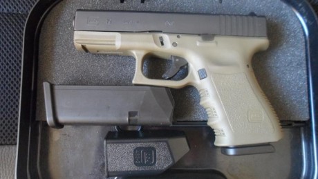 Glock19 9mm pb, tiene 1año y muy pocos disparos, 2 cargadores de 15, maletín de transporte y todas las 02