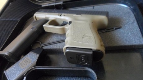 Glock19 9mm pb, tiene 1año y muy pocos disparos, 2 cargadores de 15, maletín de transporte y todas las 01